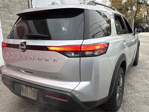 Used 2024 Nissan Pathfinder SV image 12