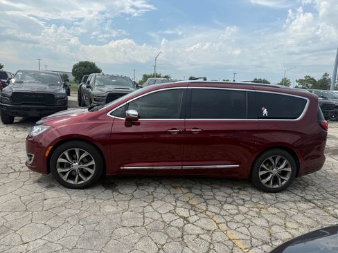 Used 2018 Chrysler Pacifica Limited w/ Tire & Wheel Group FWD image 10