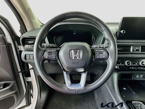Used 2023 Honda Pilot Touring image 11