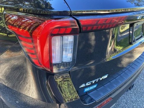 Used 2025 Ford Explorer Active w/ Active Comfort Package image 14
