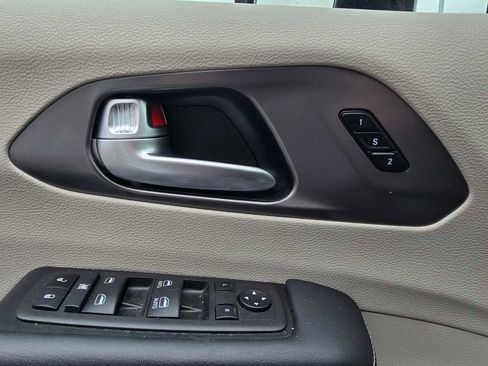 Used 2024 Chrysler Pacifica Touring-L image 12