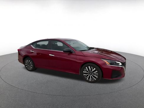 Used 2025 Nissan Altima 2.5 SV FWD image 2