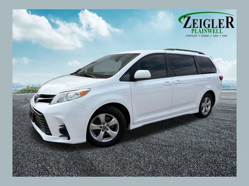 Used 2018 Toyota Sienna LE FWD image 1