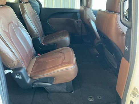 Used 2017 Chrysler Pacifica Limited image 25