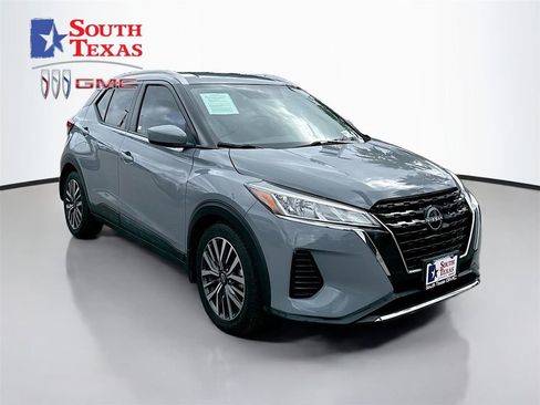Used 2022 Nissan Kicks SV FWD image 1
