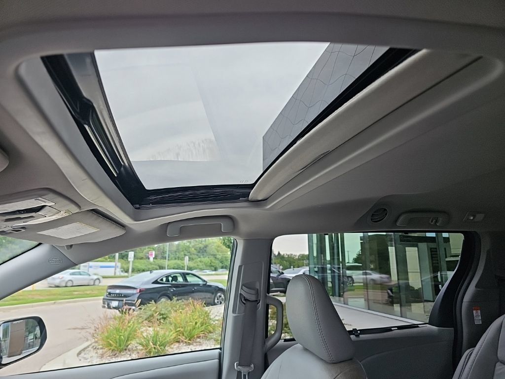 Used 2018 Toyota Sienna XLE w/ XLE Navigation Package FWD image 26