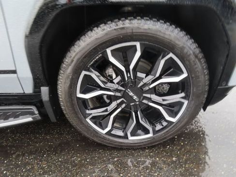 Used 2024 GMC Sierra EV Denali image 11