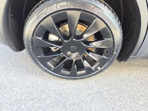 Used 2023 Tesla Model Y Long Range image 9