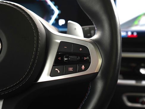 Used 2024 BMW X7 M60i w/ Climate Comfort Package image 32