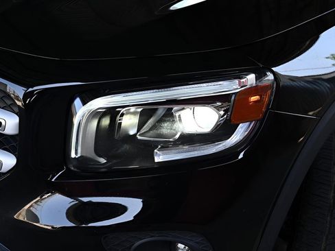 Used 2021 Mercedes-Benz GLB 250 4MATIC w/ Premium Package image 4