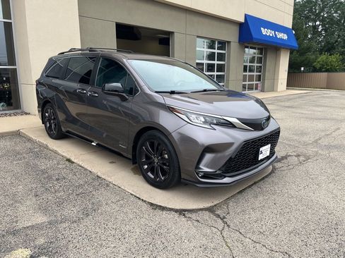 Used 2021 Toyota Sienna XSE w/ XSE Plus Package image 3