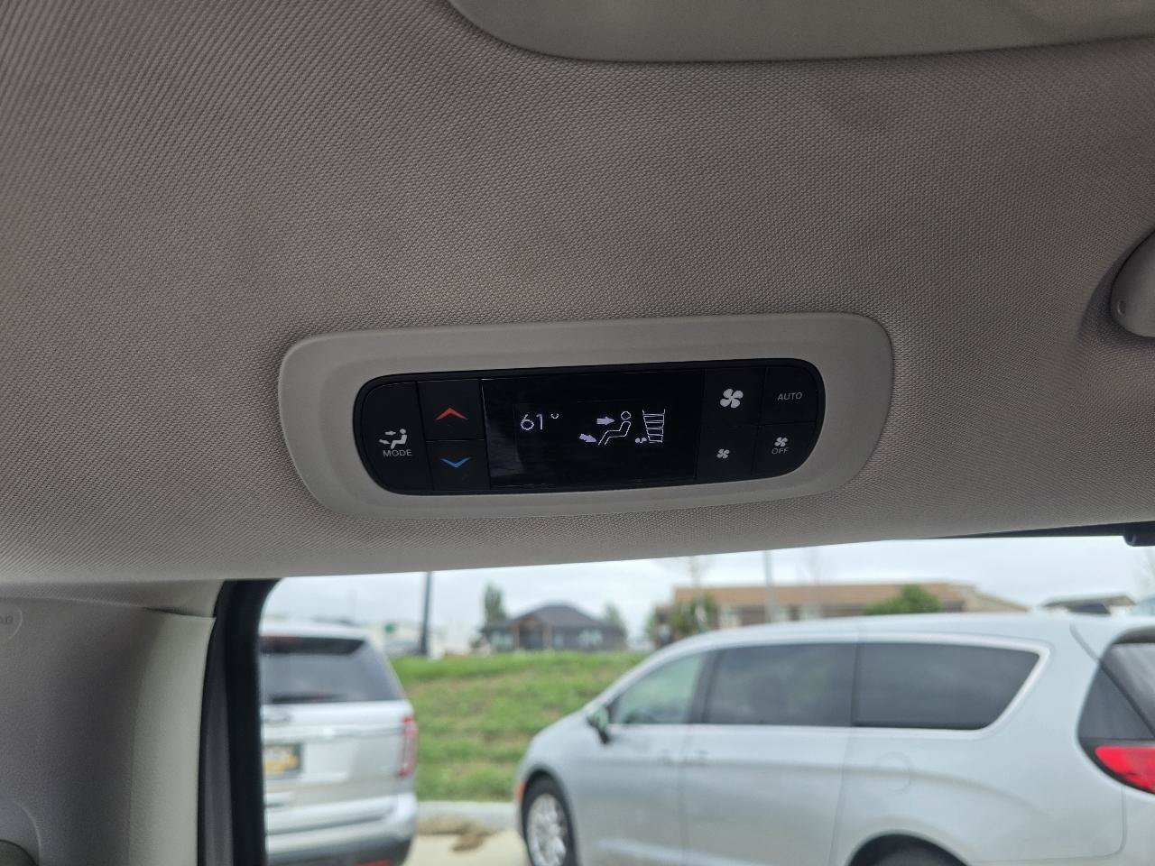 Used 2023 Chrysler Pacifica Touring-L FWD image 15