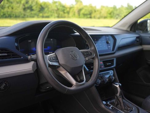 Used 2024 Volkswagen Taos SE FWD image 2