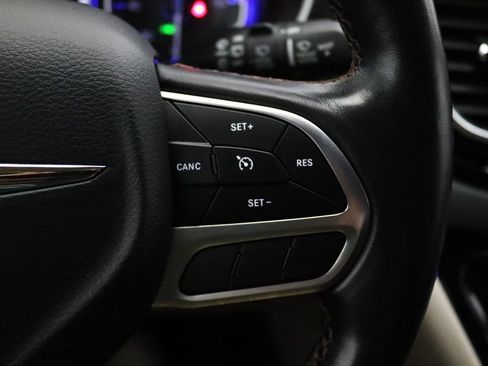 Used 2020 Chrysler Pacifica Touring-L FWD image 18