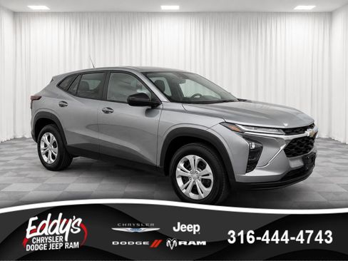 Used 2026 Chevrolet Trax LS w/ Driver Confidence Package FWD image 1