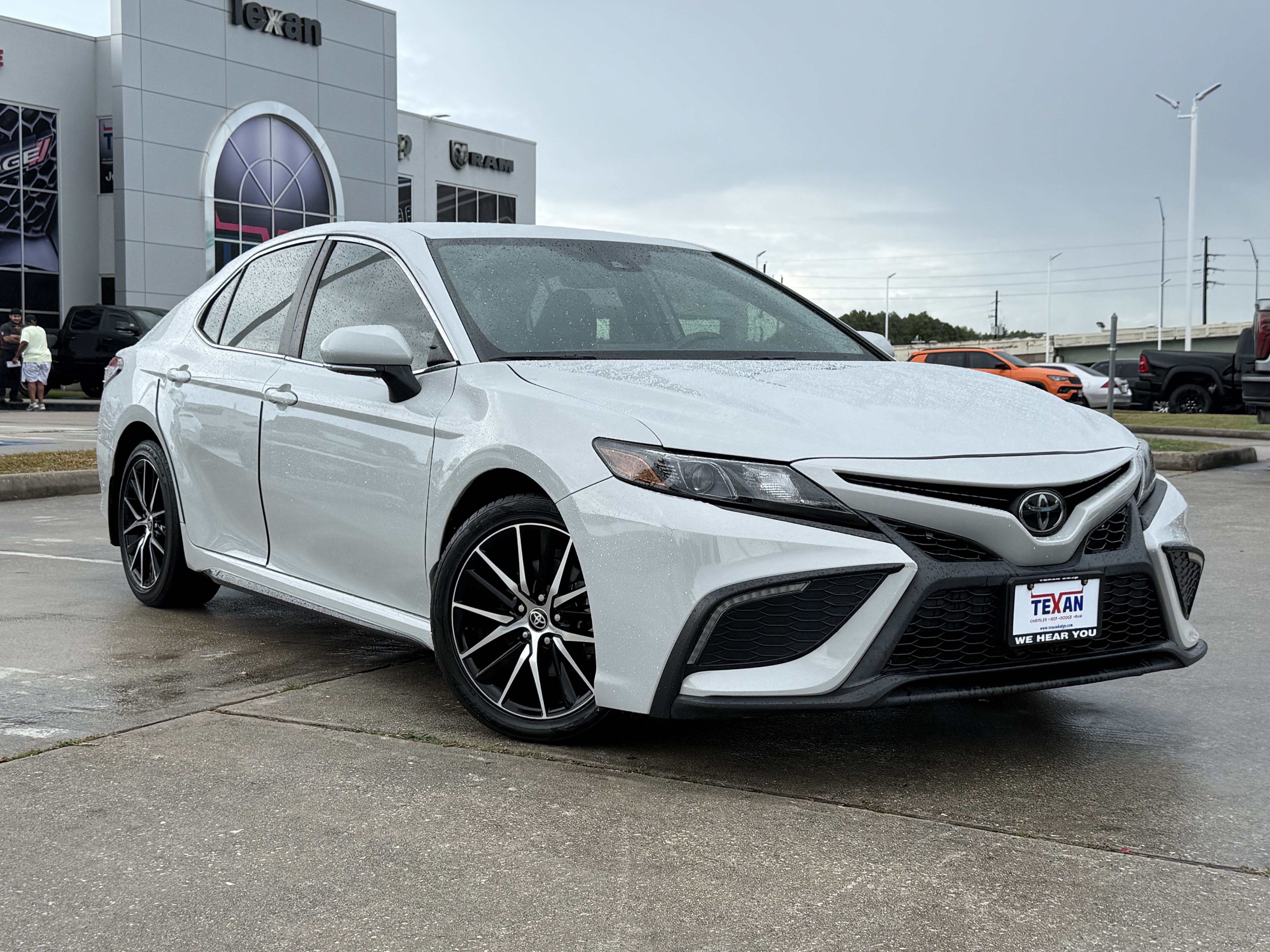 Used 2023 Toyota Camry SE FWD image 2