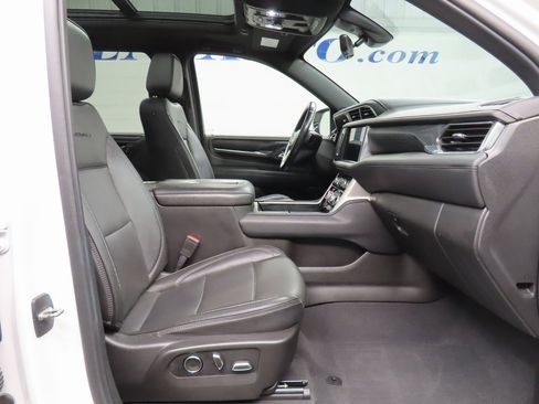 Used 2021 GMC Yukon XL Denali w/ Denali Premium Package image 27
