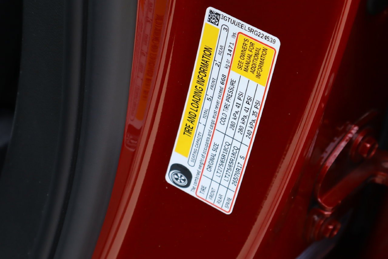 Used 2024 GMC Sierra 1500 AT4 w/ Technology Package AWD/4WD image 33