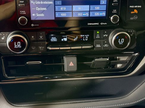 Used 2022 Toyota Highlander XLE AWD/4WD image 18