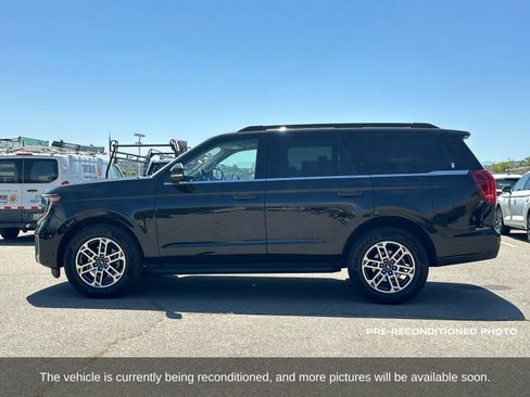 Used 2025 Ford Expedition Active RWD image 3