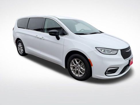 Used 2024 Chrysler Pacifica Touring-L FWD image 10