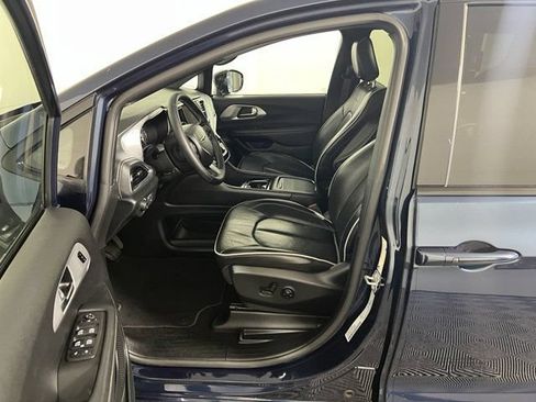 Certified 2025 Chrysler Pacifica Limited FWD image 13