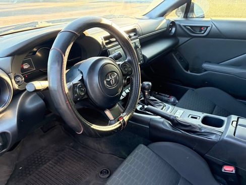 Used 2023 Toyota GR86 w/ ALL Weather Mat Package (TMS) RWD image 7