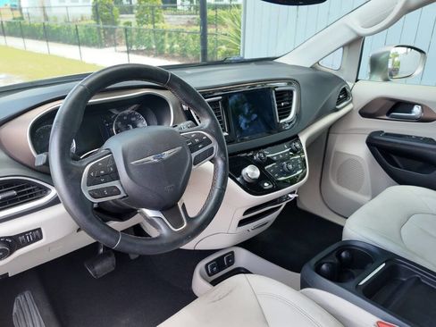 Used 2017 Chrysler Pacifica Touring-L w/ Tire & Wheel Group image 10