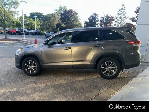 Used 2017 Toyota Highlander XLE AWD/4WD image 3