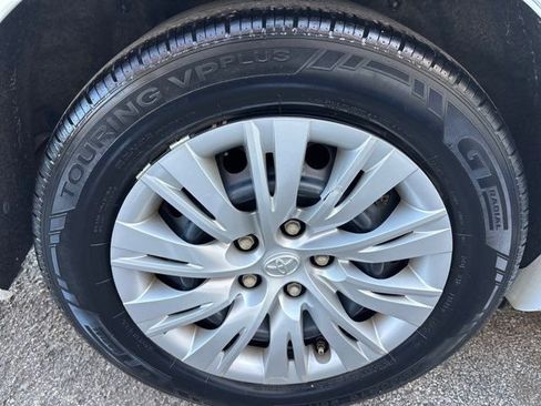Used 2014 Toyota Camry LE image 11