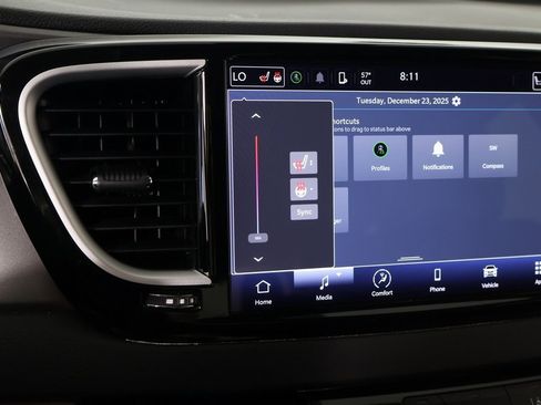 Used 2024 Chrysler Pacifica Touring-L image 7