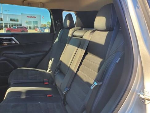 Used 2023 Mitsubishi Outlander SE image 13