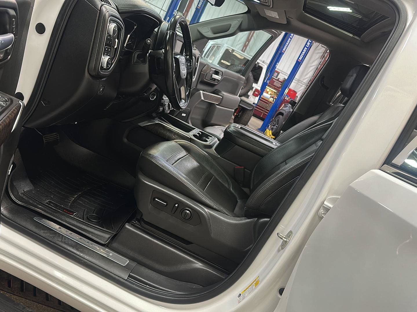 Used 2020 GMC Sierra 1500 Denali w/ Denali Ultimate Package AWD/4WD image 17