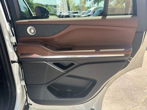 New 2026 Lincoln Navigator Reserve AWD/4WD image 17