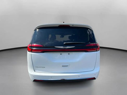Used 2023 Chrysler Pacifica Touring-L FWD image 11