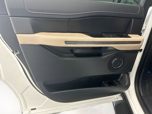 Used 2024 Ford Expedition Max XLT image 27