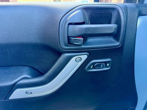 Used 2014 Jeep Wrangler Unlimited Sahara w/ Connectivity Group AWD/4WD image 16