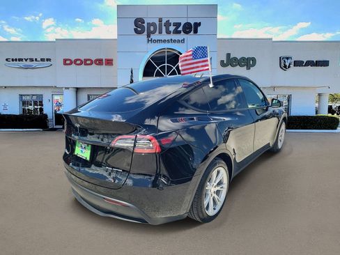 Used 2022 Tesla Model Y Long Range AWD/4WD image 3
