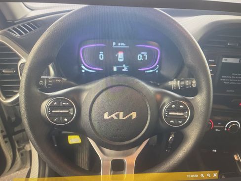 Used 2025 Kia Soul LX image 9