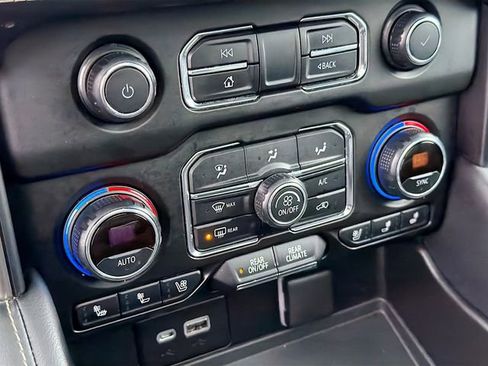 Used 2021 Chevrolet Tahoe Premier w/ Premium Package image 15