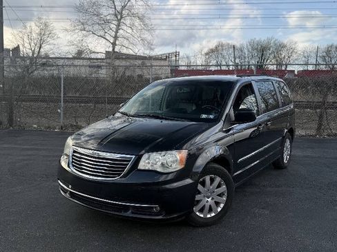 Used 2014 Chrysler Town & Country Touring FWD image 2