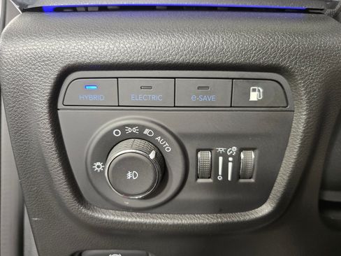 Used 2023 Jeep Grand Cherokee Overland w/ Luxury Tech Group IV AWD/4WD image 24