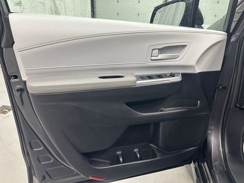Used 2025 Toyota Sienna LE image 8
