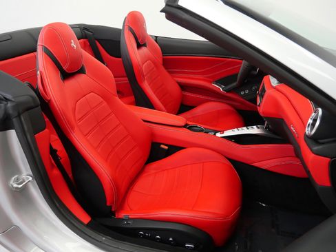 Used 2017 Ferrari California T RWD image 23
