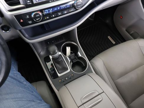 Used 2017 Toyota Highlander Limited FWD image 52