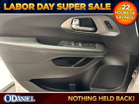 Used 2025 Chrysler Pacifica Select FWD image 8