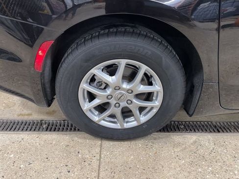 Used 2024 Chrysler Pacifica Touring-L image 36