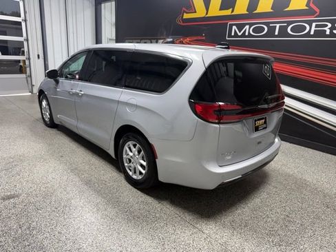 Used 2023 Chrysler Pacifica Touring-L FWD image 15