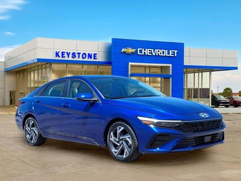 Used 2025 Hyundai Elantra Limited FWD image 1
