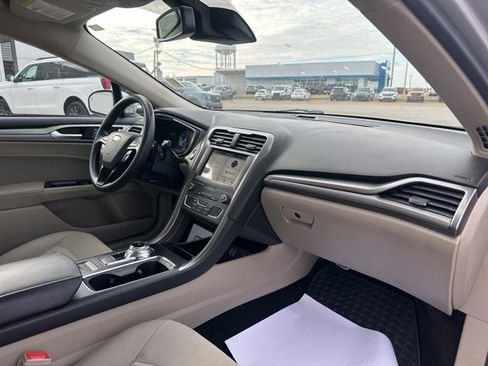 Used 2019 Ford Fusion SE image 9